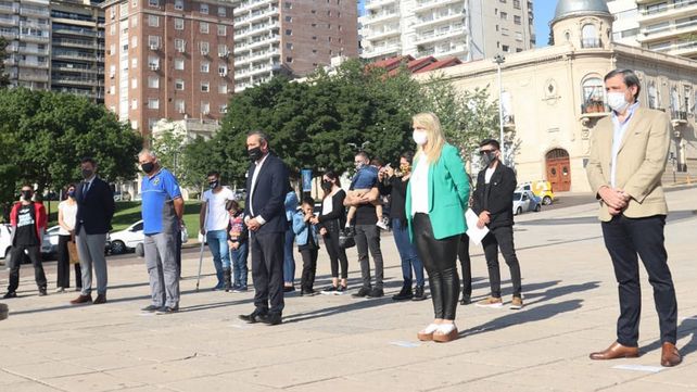 El acto en el Monumento donde se conmemoraron los 200 años del primer izamiento del pabellón nacional en las Islas Malvinas.