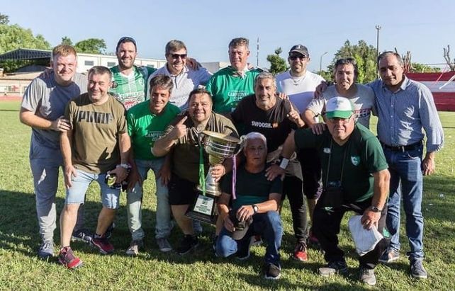 Felices. Directivos y seguidores festejan el título obtenido por el verde de Villa Cañás.&nbsp; 