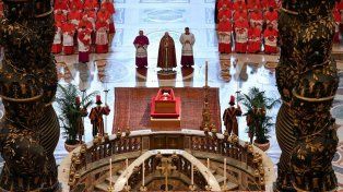 Incesante paso de los fieles en la despedida al Papa Francisco