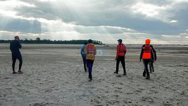 Bajante: grupo de canotaje cruzó el río Paraná caminando