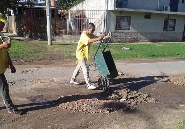 Arreglo. Con escombros que donó una vecina