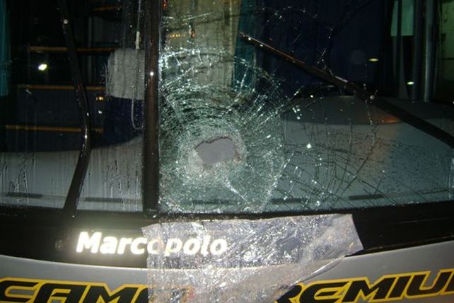 Dos micros de larga distancia fueron apedreados a la altura de La Guardia