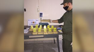 Los oficiales secuestraron 12 ladrillos de marihuana que pesaron más de 14 kilos