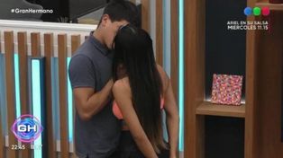 Thiago ganó la prueba del líder y festejó su triunfo con un apasionado beso a Daniela.&nbsp;