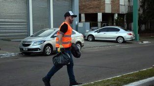 Un intendente entrerriano se subió al camión de residuos y trabajó en la recolección con los empleados.&nbsp;