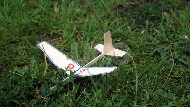 Escuelas primarias participaron de una demostración de aeromodelismo en La Redonda