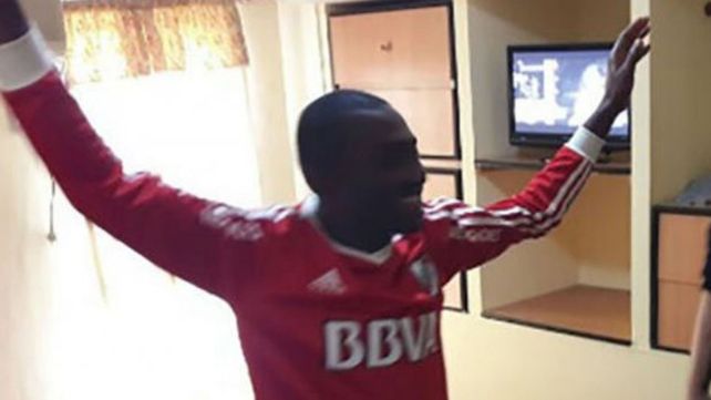 Deportaron a su país al joven nigeriano al que una pareja santafesina pretendía adoptar Deportaron a su país al joven nigeriano al que una pareja santafesina pretendía adoptar