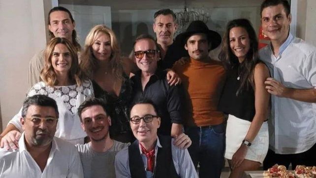 De festejo. Amalia Granata junto al grupo de amigos que participó de su cumpleaños número 40 en febrero.&nbsp;