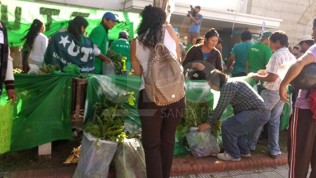 Productores de Santa Fe realizaron un verdurazo frente al Ministerio de la Producción