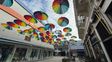 Un cielo de paraguas multicolores transforma la Peatonal San Martín y suma un nuevo atractivo para Santa Fe