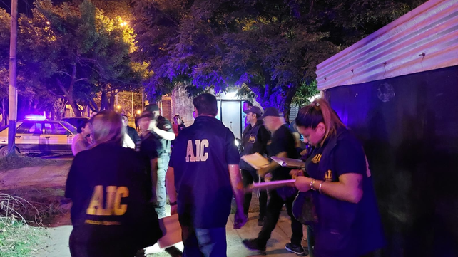 Personal de la Agencia de Investigación Criminal en el lugar donde ocurrió el homicidio en zona oeste.&nbsp;