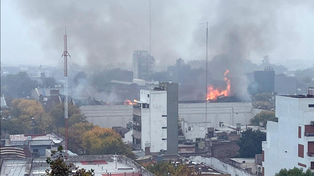 Bomberos combaten un incendio en Iron Mountain y hay peligro de derrumbe