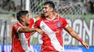 Argentinos venció a Banfield y es el único líder en la Zona A.