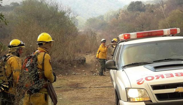 Declararon controlados dos incendios en el valle de Punilla en Córdoba