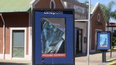 En el complejo Cinépolis sobreviven sólo tres comercios: un supermercado, un local de comidas rápidas y una librería. En el complejo Cinépolis sobreviven sólo tres comercios: un supermercado, un local de comidas rápidas y una librería.