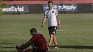 Lucas Bernardi asumirá este miércoles la conducción de la primera de Newells.