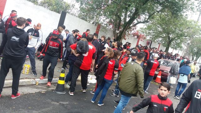 En el medio del camino sin poder cumplir el sueño: 62 hinchas de Colón varados en São Gabriel