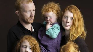 Un fotógrafo recorre el mundo tomando fotos de personas pelirrojas
