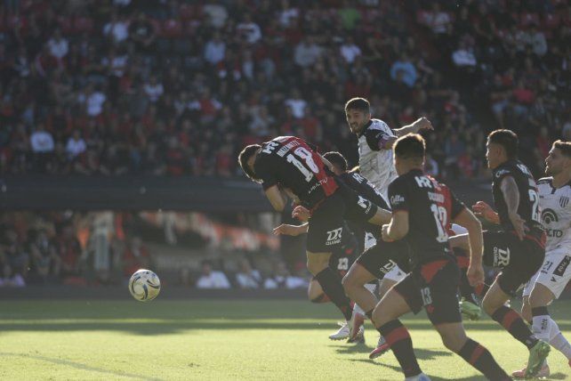 Walter Mazzantti salta y anotará el gol de Newells