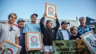 El equipo ganador, con atletas de 11 a 69 años, y el premio.