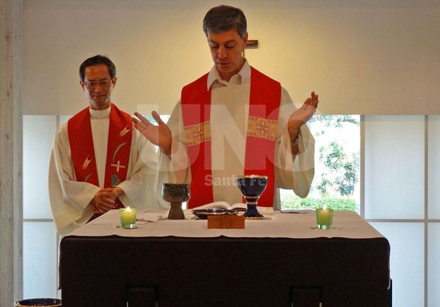 La Misa. Todas las mañanas en santafesino la celebra para un numeroso grupo de monjas y fieles