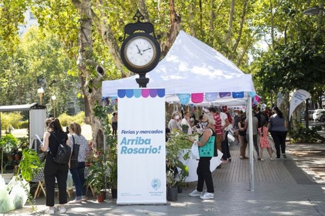 La Noche de las Peatonales arranca con las ferias y mercados Arriba Rosario que abrirán desde las 12 hasta las 22 en la plaza 25 de Mayo. 