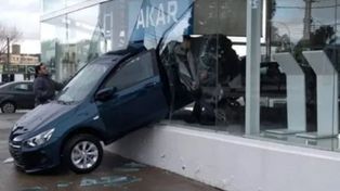 Insólito: en una concesionaria pusieron en marcha un auto y lo chocaron contra un ventanal