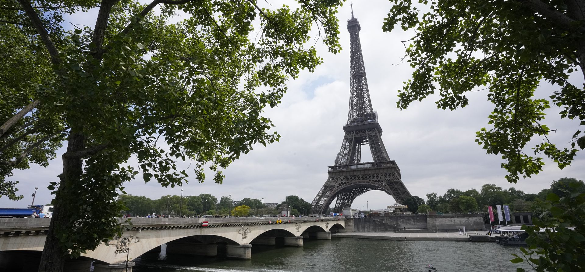Un barco de la policía del río Sena se abre paso frente a la Torre Eiffel, en la ruta de la ceremonia de apertura de los Juegos Olímpicos de París 2024, el martes 23 de mayo de 2023. (Foto AP/Michel Euler) Un barco de la policía del río Sena se abre paso frente a la Torre Eiffel, en la ruta de la ceremonia de apertura de los Juegos Olímpicos de París 2024, el martes 23 de mayo de 2023. (Foto AP/Michel Euler)