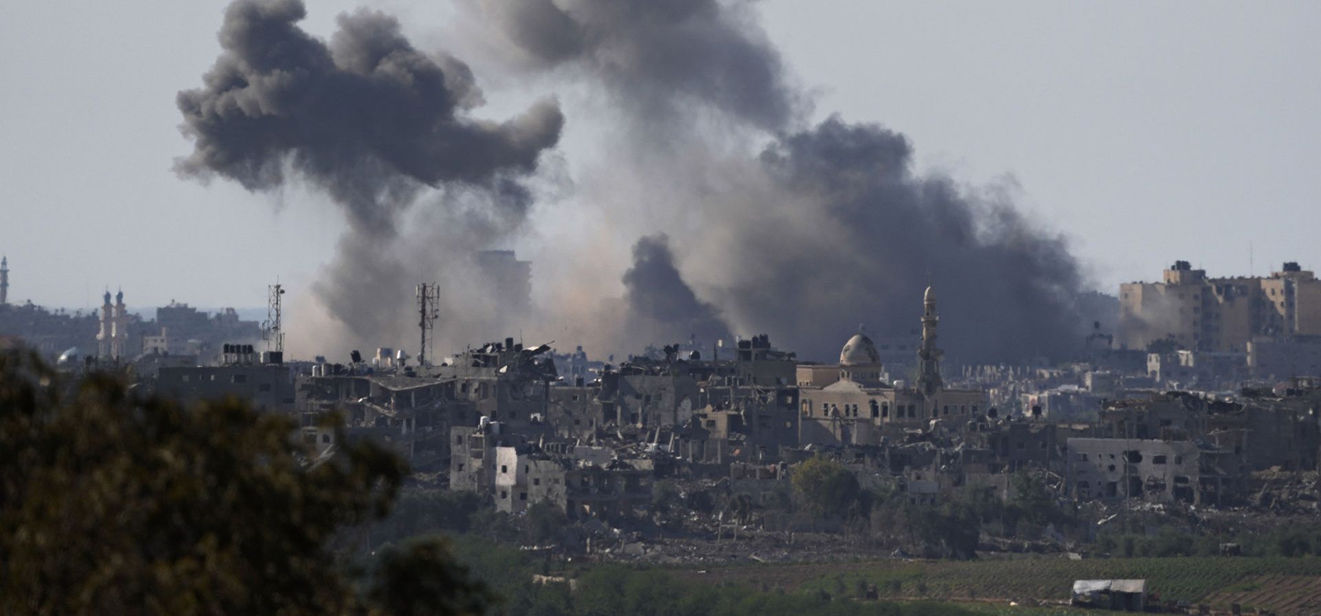 El humo se eleva tras un ataque aéreo israelí en la Franja de Gaza, visto desde el sur de Israel, el miércoles 18 de octubre de 2023. (Foto AP/Francisco Seco) El humo se eleva tras un ataque aéreo israelí en la Franja de Gaza, visto desde el sur de Israel, el miércoles 18 de octubre de 2023. (Foto AP/Francisco Seco)