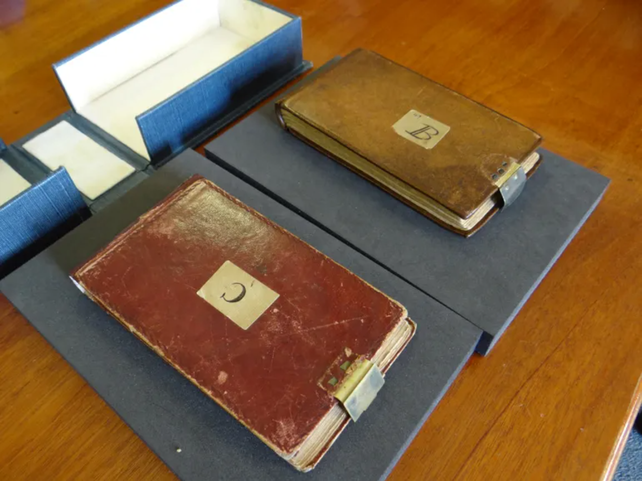 Imagen publicada por la Biblioteca de la Universidad de Cambridge el 5 de abril de 2022 que muestra los cuadernos de Charles Darwin devueltos tras su desaparición