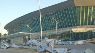 Volaron las chapas y así quedaron en la zona de estacionamiento de la terminal aérea.