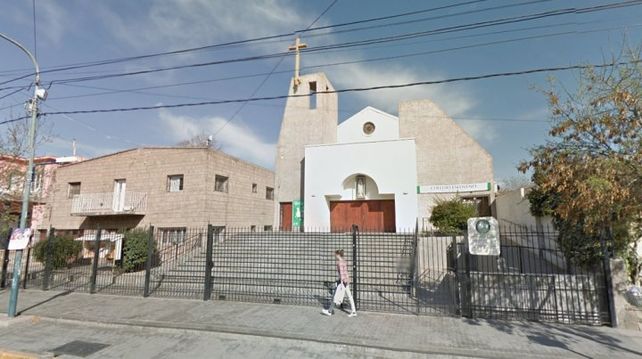 Un grupo de ladrones se llevó 4 mil pesos de una iglesia mientras el cura daba misa
