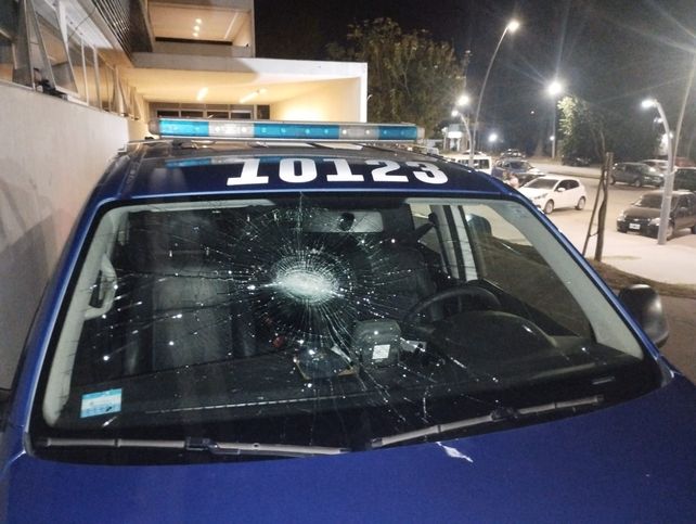 Un policía que viajaba en moto con su mujer y su hija resistió el robo del vehículo y mató a un delincuente Un policía que viajaba en moto con su mujer y su hija resistió el robo del vehículo y mató a un delincuente