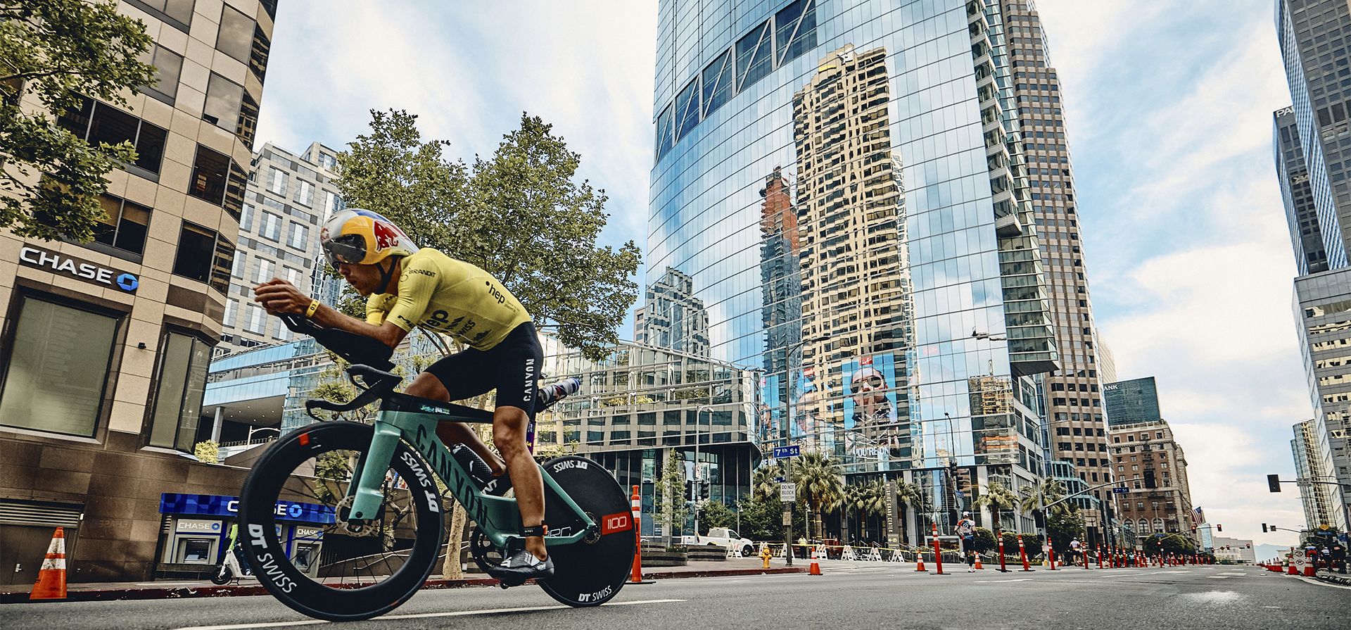 El atleta Daniel Baekkegard participa en el Herbalife 24 Triathlon LA PTO Pro Am el domingo 15 de mayo de 2022 en Los Ángeles. Algunos de los mejores triatletas del mundo corrieron con miembros de la comunidad Challenged Athlete Foundation en un evento Pro-Am que hizo historia.