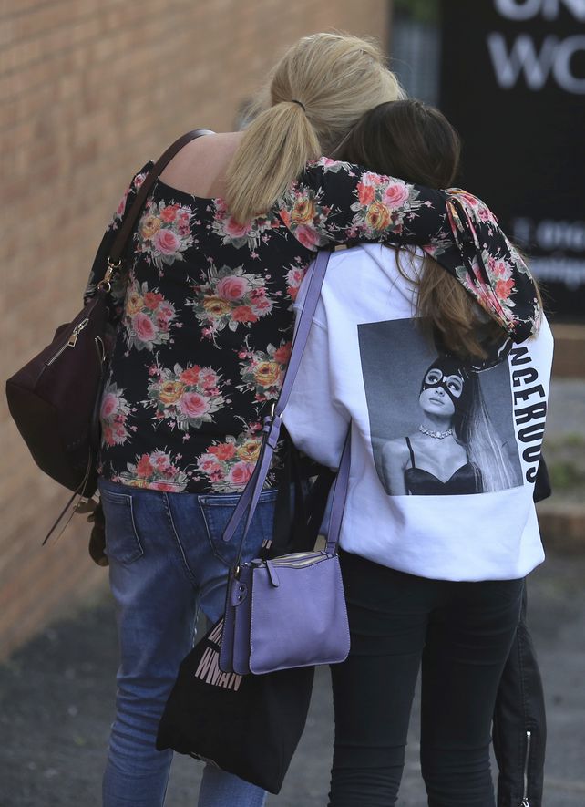 Una fan adolescente junto a su madre tras el atentado de anoche.&nbsp;