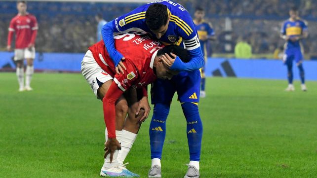 Merentiel parece consolar al jugador de Independiente. Boca ganó con susto y pasó a las semifinales.