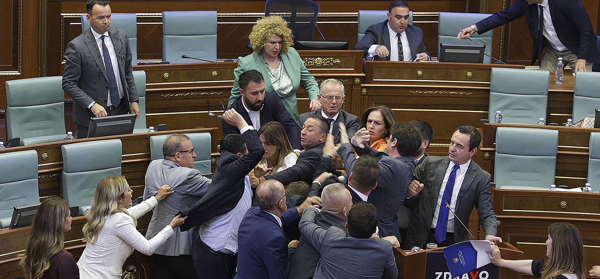 Una pelea estalló en el parlamento de Kosovo el jueves después de que un legislador de la oposición arrojara agua al primer ministro Albin Kurti mientras hablaba sobre tomar medidas para calmar las tensiones con los serbios étnicos en el norte del país. Los partidos de oposición de Kosovo han criticado las políticas de Kurti en el norte que han tensado las relaciones con aliados occidentales clave. (Foto AP/Ridvan Slivova) Una pelea estalló en el parlamento de Kosovo el jueves después de que un legislador de la oposición arrojara agua al primer ministro Albin Kurti mientras hablaba sobre tomar medidas para calmar las tensiones con los serbios étnicos en el norte del país. Los partidos de oposición de Kosovo han criticado las políticas de Kurti en el norte que han tensado las relaciones con aliados occidentales clave. (Foto AP/Ridvan Slivova)