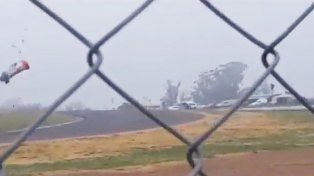 Un impactante accidente hizo que el auto volara varios metros en el aire. Ocurrió en el autódromo de Concepción del Uruguay.