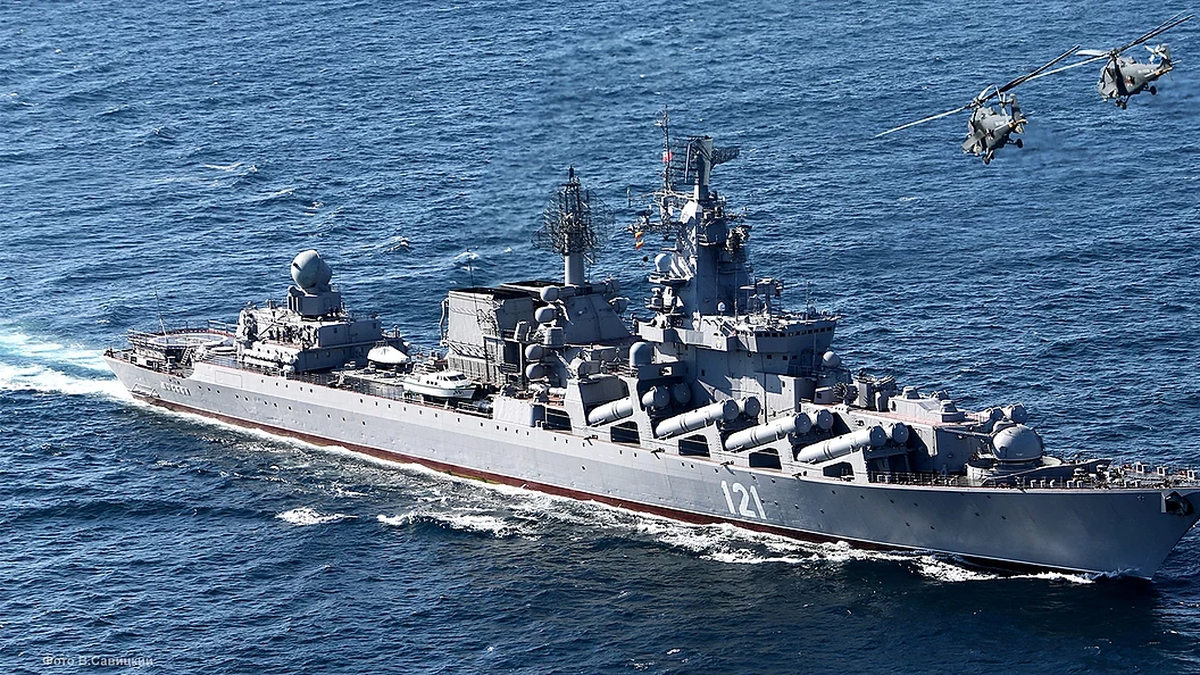 L’incrociatore Moskva, la nave russa più potente del Mar Nero, prese fuoco e affondò.