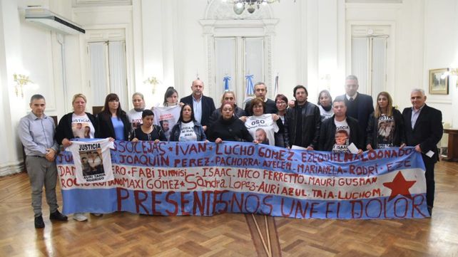 El gobernador Perotti y el intendente Javkin se reunieron con los familiares de las víctimas por la inseguridad en Rosario.&nbsp;