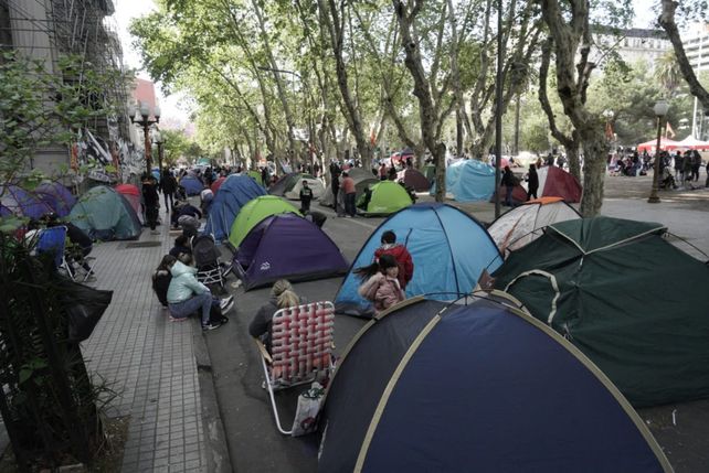 La Plaza San Martín se vio colmada de carpas del Polo Obrero y Unidad Piquetera. El acampe continúa este miércoles.