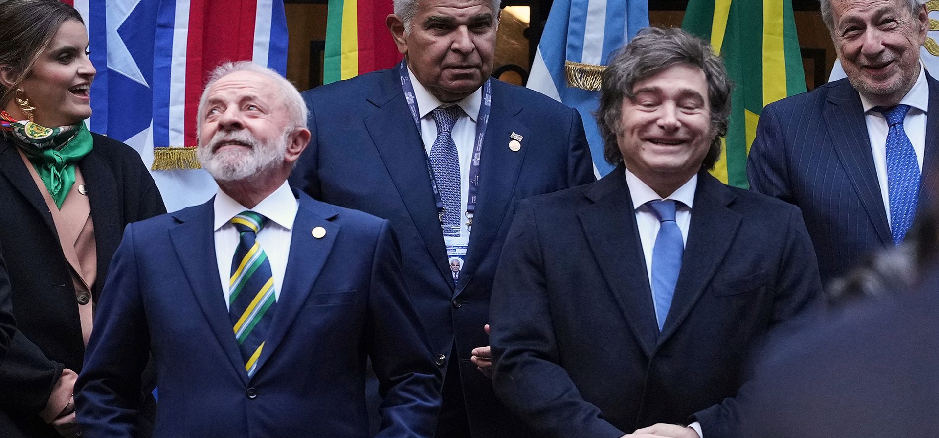 El presidente de Brasil, Luiz Inácio Lula da Silva, y el presidente de Argentina, Javier Milei, posan uno junto al otro para una foto grupal con otros líderes que asisten a la Cumbre del Mercosur en Buenos Aires, Argentina, el jueves 3 de julio de 2025. (Foto AP/Natacha Pisarenko)