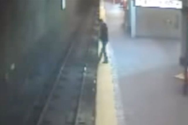 Se salvó de milagro: una mujer sonámbula se lanzó a la vías del metro en Massachusetts