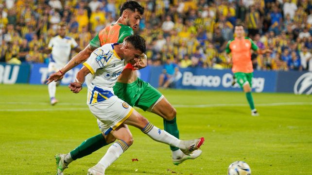 Gaspar Duarte remata ante el acoso de un defensor de Banfield. Central volvió al Gigante.