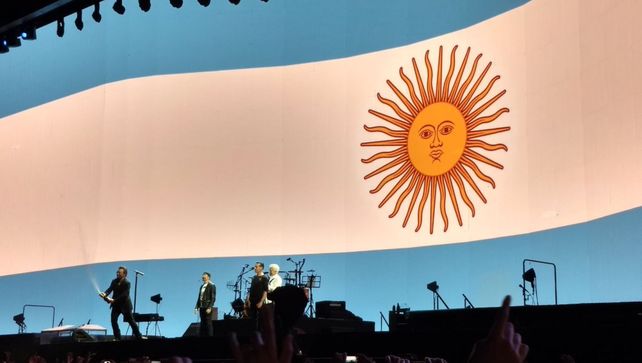 El público de U2 estalló con los goles del telonero Messi y Bono brindó con champagne