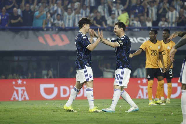 Argentina goleó en La Boca con una gran actuación de Messi.