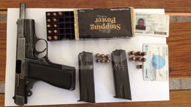 Persiguieron y detuvieron tres sujetos con un arma de guerra cargada