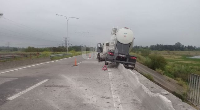 Un camión reventó una goma y quedó colgado en un puente de la 168