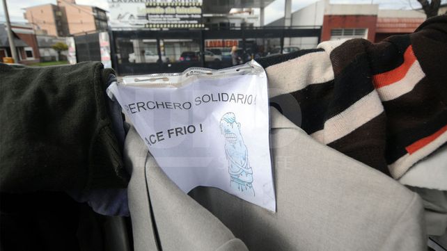 Ponen en funcionamiento un ropero solidario en la vecinal de barrio Del Tránsito