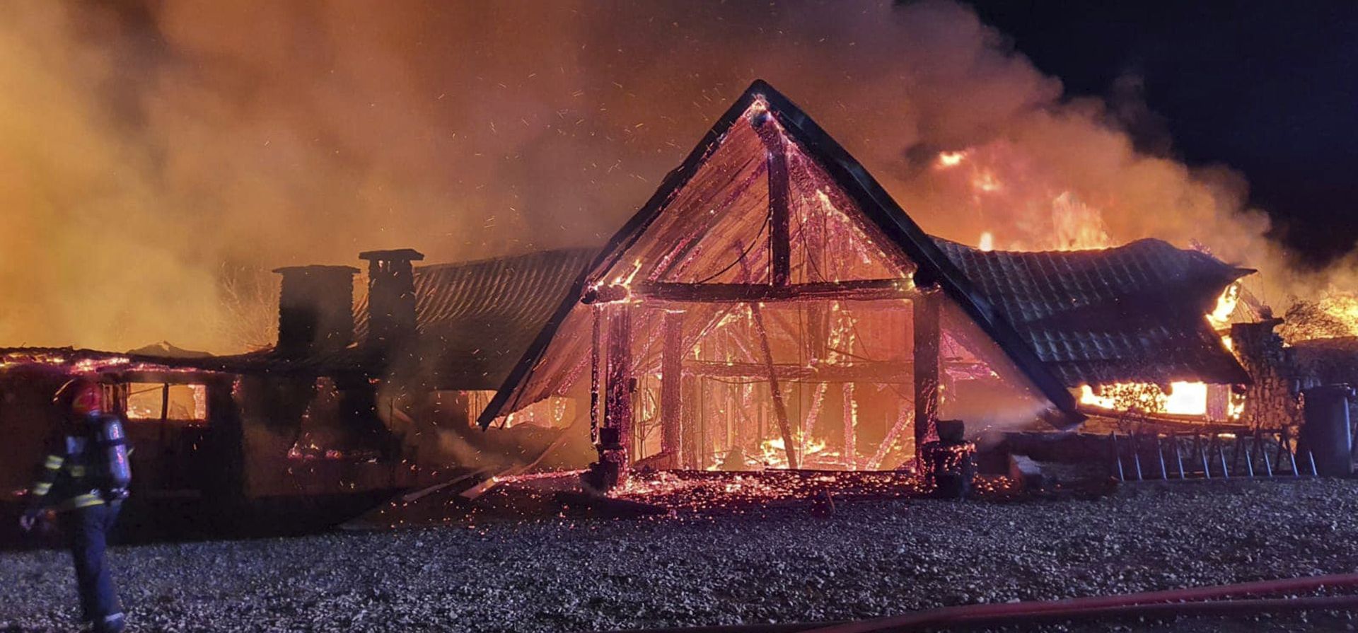 Un gran incendio en una casa de huéspedes en Rumania el martes por la mañana dejó varias personas muertas ,incluido un niño, y algunas personas están desaparecidas, dijeron las autoridades. (Servicios de emergencia rumanos - ISU Prahova vía AP) Un gran incendio en una casa de huéspedes en Rumania el martes por la mañana dejó varias personas muertas ,incluido un niño, y algunas personas están desaparecidas, dijeron las autoridades. (Servicios de emergencia rumanos - ISU Prahova vía AP)